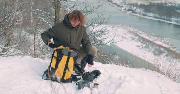 Erkek Gezgin Dağ Yürüyüşüne Hazırlanıyor Genç Adam Kışın Dağlarda Gezintiye — Stok video