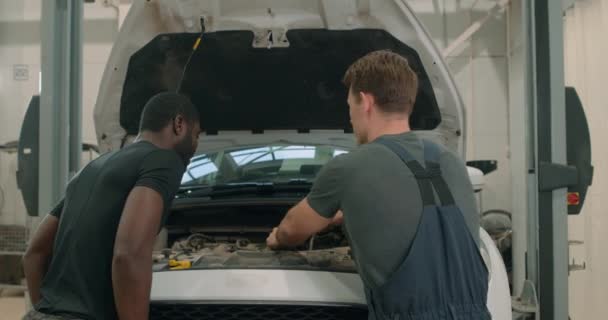 Fröhlicher Afroamerikanischer Mann Beim Händeschütteln Mit Einem Automechaniker Während Der — Stockvideo