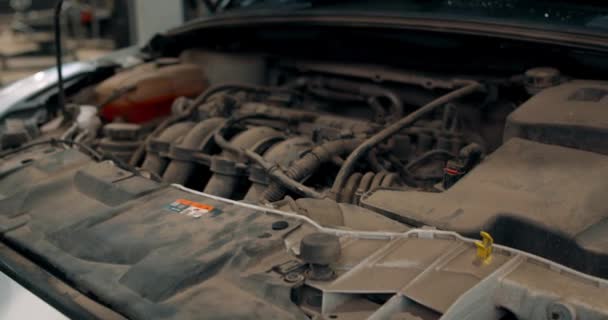 Грязная Пыльная Сломанная Машина Открытым Капюшоном Гараже Медленное Движение Пыльные — стоковое видео