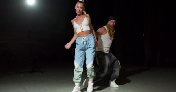 Gemotiveerd Jong Kaukasisch Echtpaar Dansend Hiphop Stijlvolle Kleding Zwarte Studioachtergrond — Stockvideo