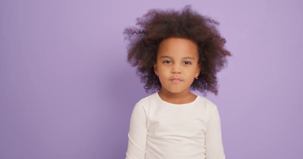 화려한 매력적인 귀여운 아프리카계 미국인 소녀의 초상화 스튜디오에서 보라색 배경에 — 비디오