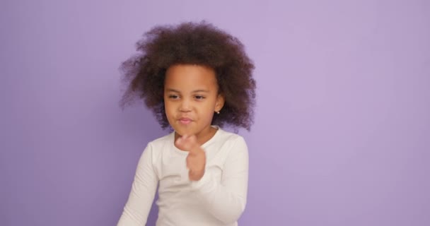 Süße Lustige Freche Afroamerikanische Kindermädchen Die Dumme Gesichter Machen Weibliche — Stockvideo