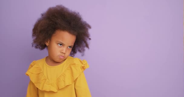 Offended African American Girl Very Angry Upset Frowning Bad Mannered — Stock Video