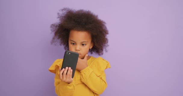 Vicces Afro Amerikai Gyereklány Telefonos Arccal Őrült Játékos Lány Mutatja — Stock videók