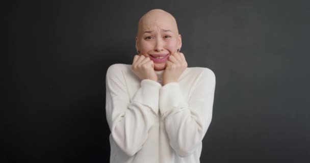 Mujer Asustada Joven Cubriendo Cara Con Las Manos Puede Hablar — Vídeo de stock