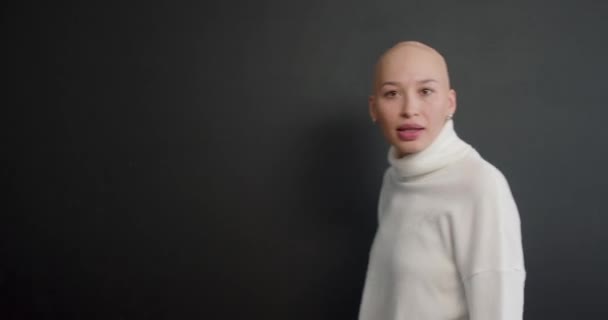 Gergin Kız Kuaföre Gittikten Sonra Kemoterapiden Sonra Saçlarının Dökülmesi Kanser — Stok video