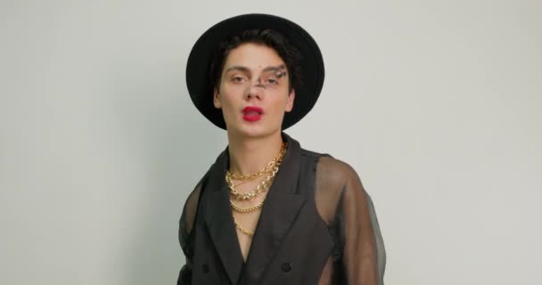 Transgender Fashionable Outfit Hat Blose Showing Fuck Gesture Camera Man — Stockvideo