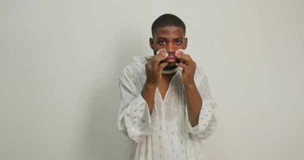 Schwarzer Mann Modischen Outfit Konzentriert Sich Darauf Kosmetik Aus Dem — Stockvideo