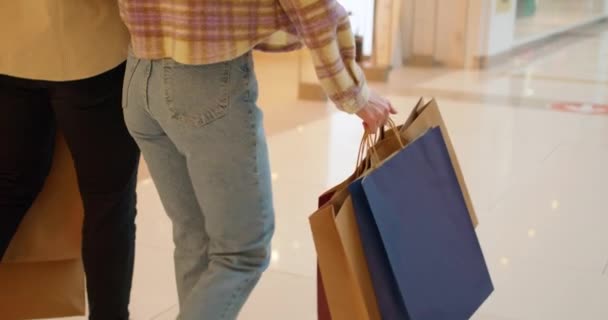 Joven Hombre Mujer Haciendo Compras Tienda Pareja Está Loco Por — Vídeos de Stock