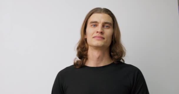Uzun Kıvırcık Kahverengi Saçlı Mavi Gözlü Çekici Genç Adamın Portresi — Stok video