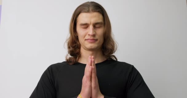 Fredfyldt Afslappet Mand Trykker Hænder Sammen Smiler Praktiserer Yoga Falde – Stock-video