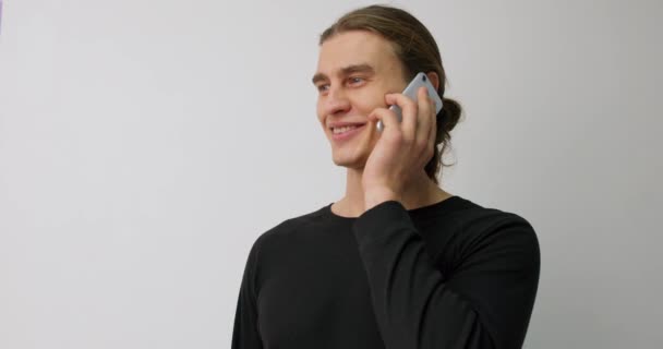 Gelukkig Kaukasische Jongeman Met Behulp Van Smartphone Mobiele Telefoon Voor — Stockvideo