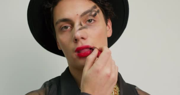 Jovem Maricas Fazendo Maquiagem Aplicando Batom Pinturas Masculinas Lábios Preparam — Vídeo de Stock