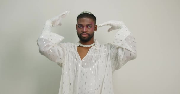 Zwarte Man Met Make Stijlvolle Witte Outfit Handschoenen Dansen Knappe — Stockvideo