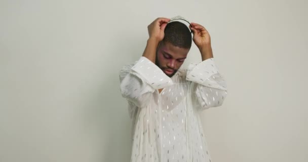 Glamour Junger Afroamerikanischer Schauspieler Weißem Stylischem Kleid Der Sein Make — Stockvideo