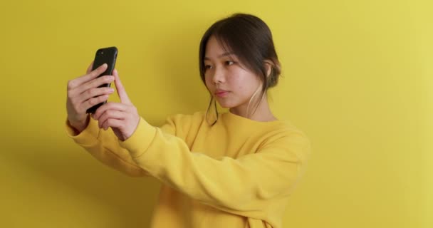Üzgün Mutsuz Asyalı Genç Süveter Testinde Yeni Akıllı Telefon Kamerasını — Stok video