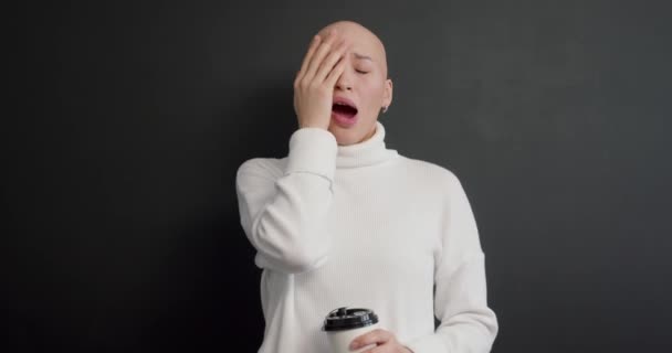Velmi Unavený Student Mladá Žena Dotýkající Obličeje Hlavy Pití Kávy — Stock video