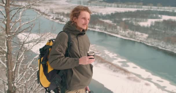Avslappnad Lugn Ung Backpacker Njuter Skönhet Landskap Natur Dricka Kaffe — Stockvideo