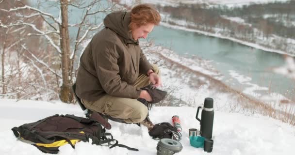 孤独な旅行者は マウンテンでの冒険のためのツールを準備します 生存のために必要なもの ブッシュクラフト 自然の風景でヨーロッパの旅の冒険トレッキングのための準備 バッグからナイフを取るガイ — ストック動画
