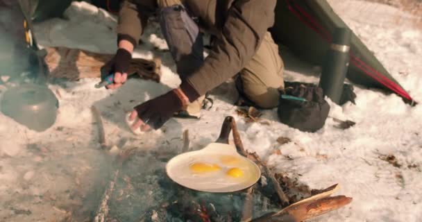 Hicker Cooking Ägg Över Firewood Vinter Utomhus Ung Man Steker — Stockvideo