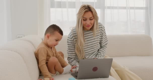 Szczęśliwy Przedsiębiorca Kobieta Mały Chłopiec Uśmiecha Się Wpisując Klawiaturze Laptopa — Wideo stockowe