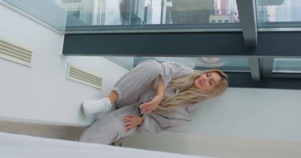 Tatili Pencere Pervazında Oturan Rahat Kadın Sabahın Tadını Çıkarıyorum Gerçekten — Stok video