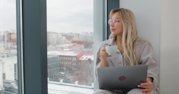 Blondynka Zamyślony Freelancer Kobieta Pracuje Nad Projektem Pośrednictwem Nowoczesnego Laptopa — Wideo stockowe