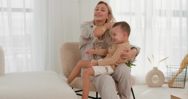 Madre Divirtiéndose Haciendo Cosquillas Pequeño Hijo Lindo Sofá Casa Relación — Vídeos de Stock