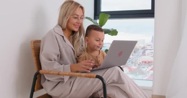 Donna Freelance Che Lavora Con Bambino Madre Gioca Giochi Computer — Video Stock