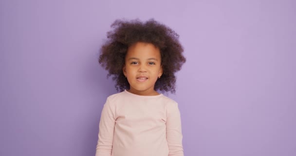 Портрет Емоційної Афроамериканської Збудженої Здивованої Маленької Дівчинки Яка Виглядає Шоковано — стокове відео