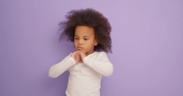 Zamyślona Afroamerykanka Myśląca Rękami Podbródku Przemyślany Dzieciak Marzący Czymś Odizolowany — Wideo stockowe