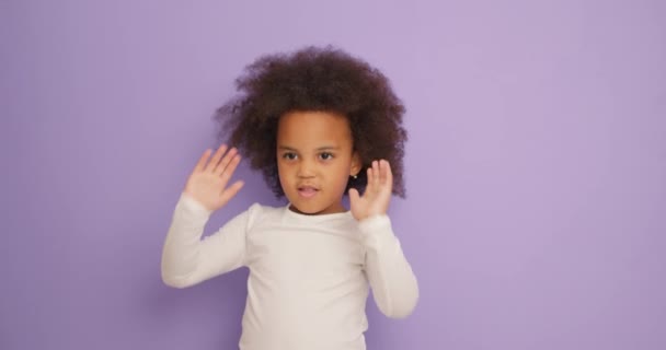 Портрет Непослушной Афро Американской Девушки Закрывая Уши Хочет Слышать Родители — стоковое видео