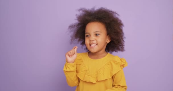 Šťastný Afroameričanka Dítě Gestem Pro Směr Nebo Výběr Přemýšlivý Dívka — Stock video