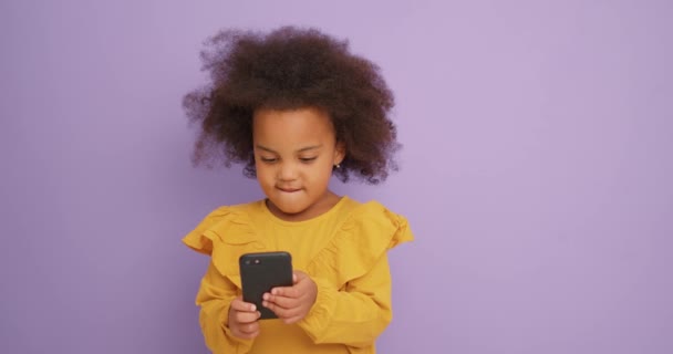 Gek Grappig Emotioneel Afro Amerikaans Kind Staren Naar Gadget Krijgt — Stockvideo