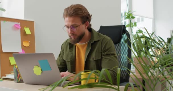 Ambizioso Uomo Affari Che Lavora Laptop Ufficio Con Molte Iscrizioni — Video Stock