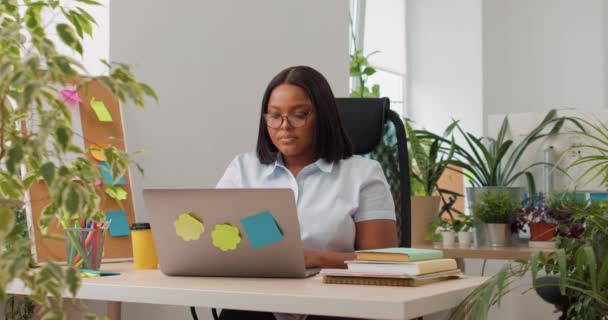 Obchodní Kreativní Lidé Mladá Afroameričanka Notebookem Pracující Kanceláři Seriózní Dívka — Stock video