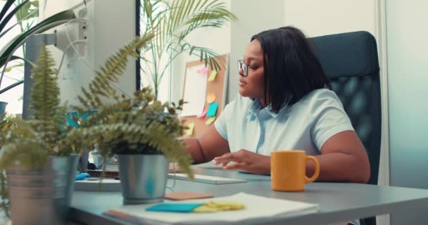 Mujer Afroamericana Cansada Soñolienta Sentada Mesa Con Laptop Bostezo Chica — Vídeo de stock