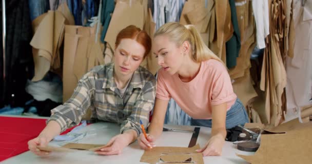 Talentierte Modedesigner Zeichnen Neue Skizzen Diskutieren Planen Erfahrungsaustausch Über Neue — Stockvideo