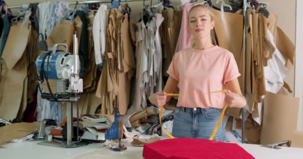 Ελκυστική Ευτυχής Καυκάσιος Μοδίστρα Γυναίκα Ράβει Ρούχα Που Ασχολούνται Την — Αρχείο Βίντεο
