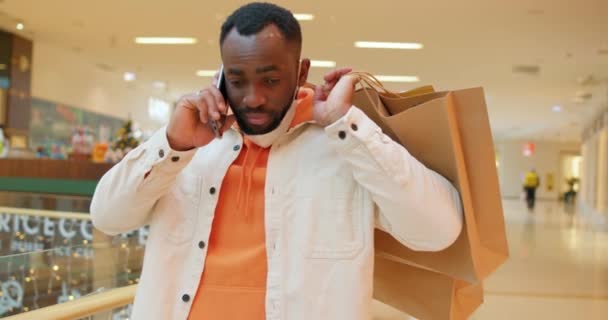 Maskeli Afrikalı Yetişkin Bir Adam Telefon Görüşmesi Yapıyor Internetten Alışveriş — Stok video