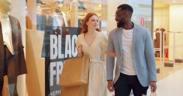 Kaukasische Vrouw Afro Amerikaanse Man Genieten Van Het Winkelproces Verkoop — Stockvideo