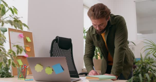 Ciddi Hırslı Bir Adamının Ofiste Ağır Çekim Muhasebe Analizinde Çalışması — Stok video