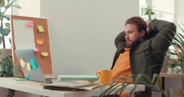 Mutlu sakin sakin adam, işyerinde oturuyor ve sakal bırakıyor. Tembel işadamı, ofiste dinleniyor. Başarılı ofis çalışanı dinleniyor. Her şey plana uygun gidiyor.