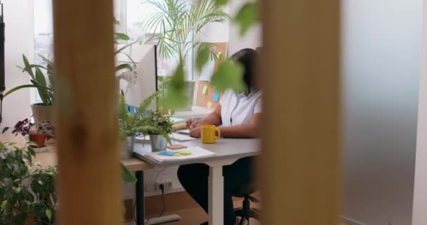 Afroameričanka Mžourá Očima Zatímco Pracuje Notebooku Vizuální Napětízpomalený Pohyb Dívka — Stock video
