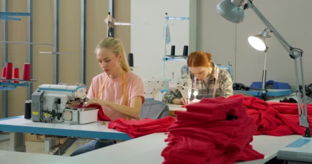 Жінки Зосередилися Роботі Швейній Машині Впевнені Швачки Працюють Кравець Текстильній — стокове відео