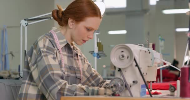 Уверенная Себе Серьезная Красивая Женщина Работающая Портным Текстильной Фабрике Управляющая — стоковое видео