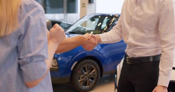 Good Deal Buyer Car Shaking Hands Seller Auto Dealership Close — Stock Video