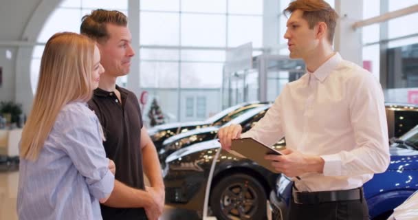 Νεαρός Πωλητής Δίνει Συμβουλές Για Πώς Αγοράσει Ένα Νέο Αυτοκίνητο — Αρχείο Βίντεο