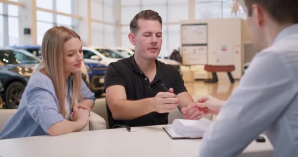 Менеджер Дає Ключ Клієнтам Пара Сидить Столом Підписує Документи Автомобільний — стокове відео
