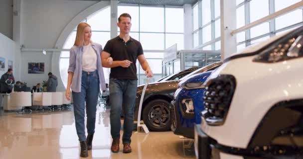 Ehepaar Entscheidet Sich Wählt Ein Neues Auto Bei Einem Autohaus — Stockvideo